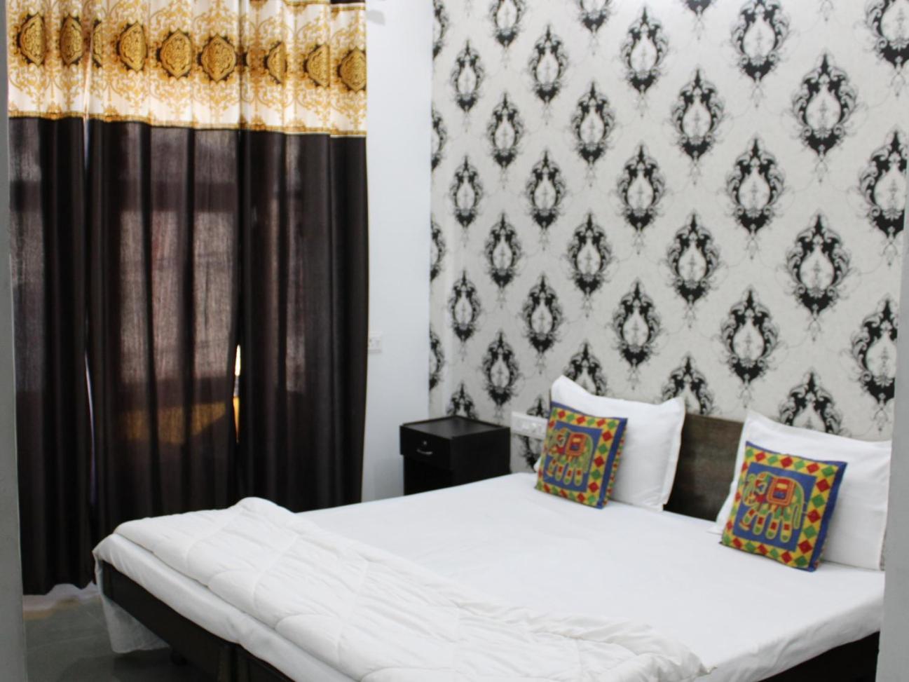 Hill Paradise Home Stay Udaipur Bilik gambar